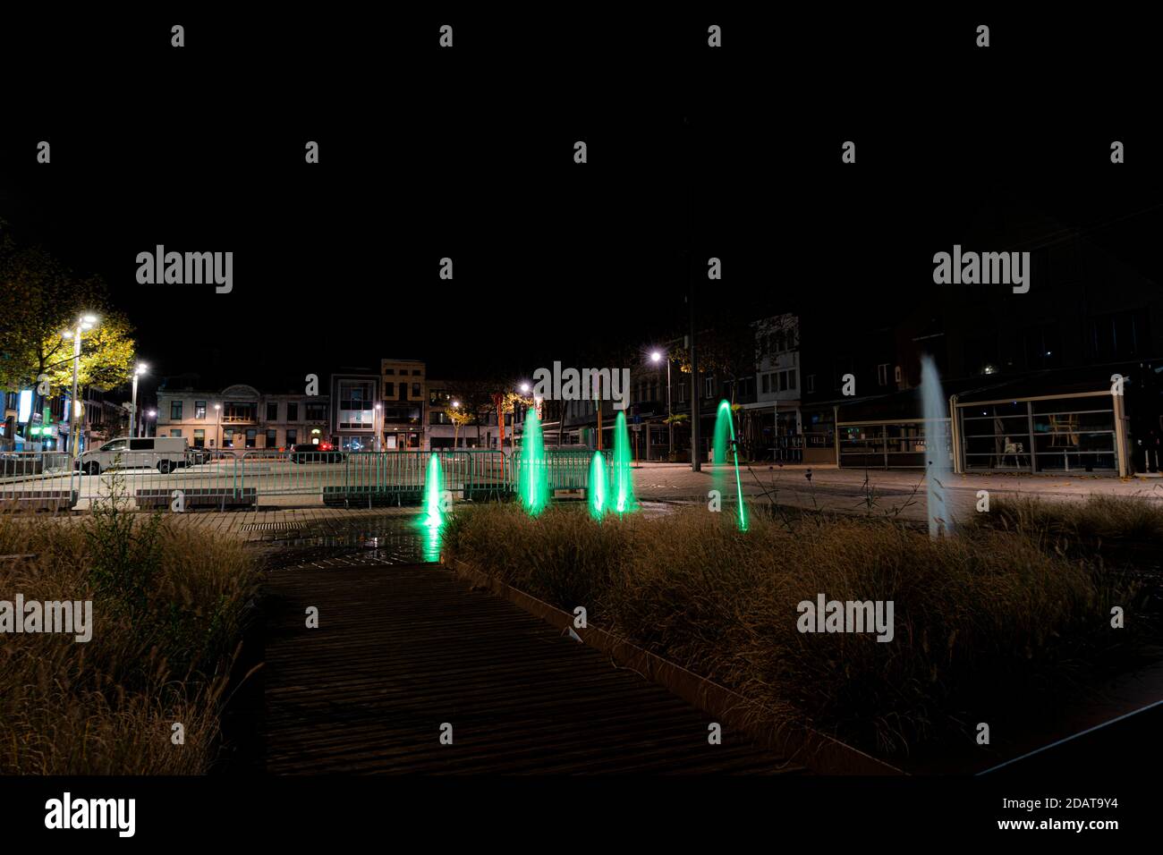 Fontaines sur le marché d'izegem la nuit. Image détaillée avec de l'eau verte dans une bonne prise de vue Banque D'Images