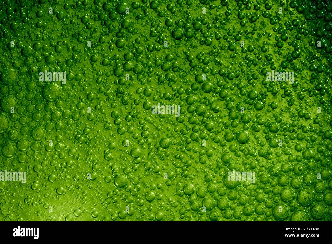 Bulles d'air dans une boisson pétillante de couleur verte. Banque D'Images