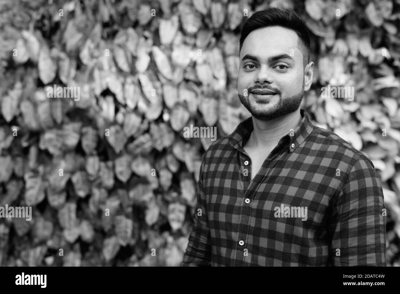 Un jeune homme d'affaires indien barbu a tiré en noir et blanc Banque D'Images