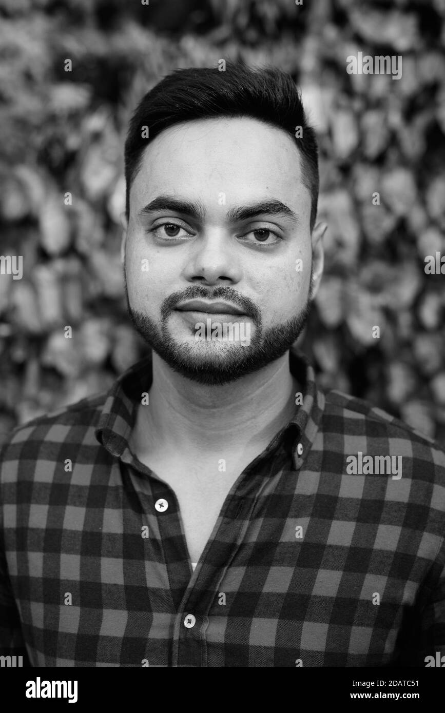 Un jeune homme d'affaires indien barbu a tiré en noir et blanc Banque D'Images