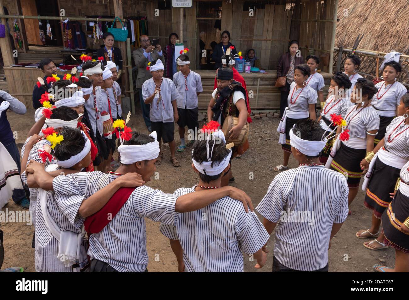 Jeunes garçons et filles appartenant à la tribu kuki du Nagaland Danse et fête pendant le festival du charme au Nagaland India on 3 décembre 2016 Banque D'Images