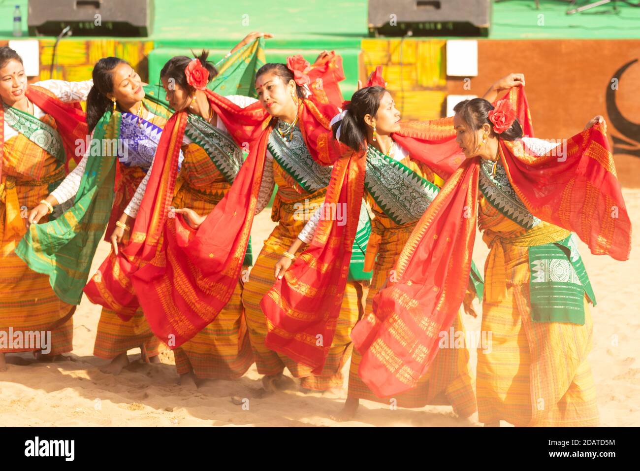 Les femmes Naga dansant en portant leur tenue ethnique traditionnelle à Kisama village du patrimoine à Nagaland Inde pendant le festival du charme sur 4 Décembre 2016 Banque D'Images