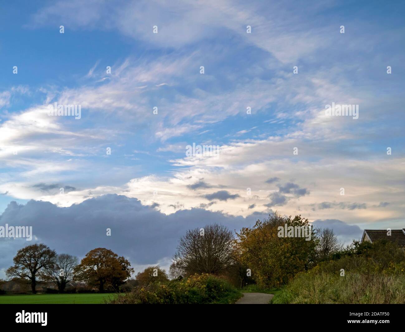 Magnifique ciel bleu avec des nuages blancs au-dessus de la Trans Pennine Trail à Bishopthorpe près de York, Angleterre Banque D'Images