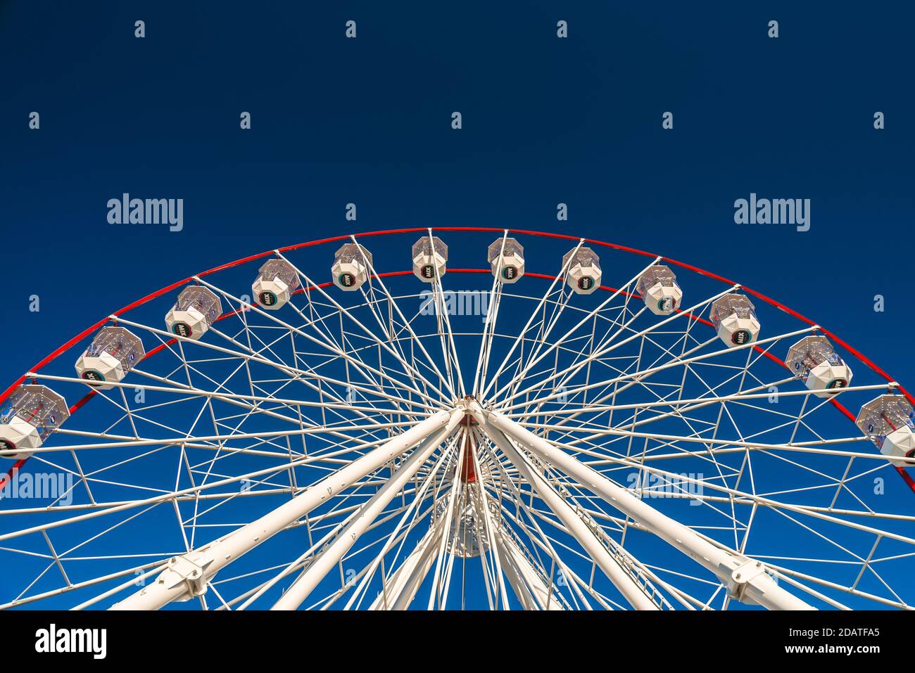 Adélaïde, Australie méridionale - 12 janvier 2019 : grande roue de Glenelg Mix102.3 vue depuis la place Moseley par une belle journée d'été Banque D'Images