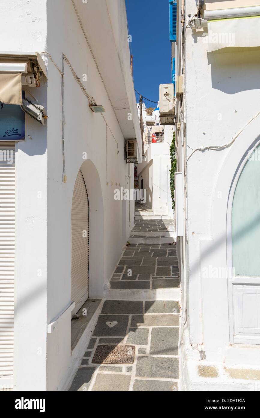 Chora, Ile d'iOS, Grèce- 20 septembre 2020 : rue étroite de la vieille ville avec magasins et restaurant. Traditionnel, à l'architecture withe et un pat en pierre Banque D'Images