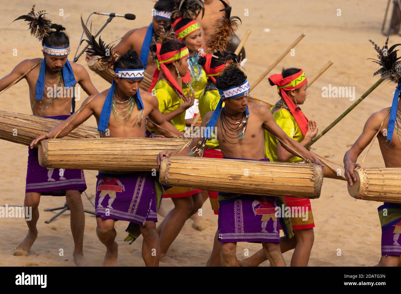 Groupe de tribesmen et de femmes de naga vêtus de leur traditionnel Danse  des pneus pendant le festival Hornbill à Nagaland Inde sur 3 Décembre 2016  Photo Stock - Alamy