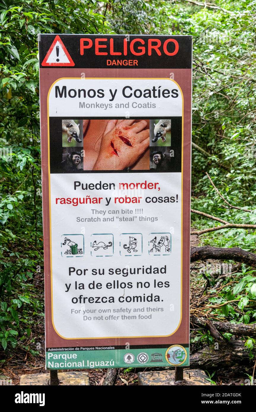 Un panneau d'avertissement pour les animaux sauvages qui visitent le parc national d'Iguazu en Argentine. Les chutes d'eau d'Iguazu sont le plus grand système de cascade de la Banque D'Images
