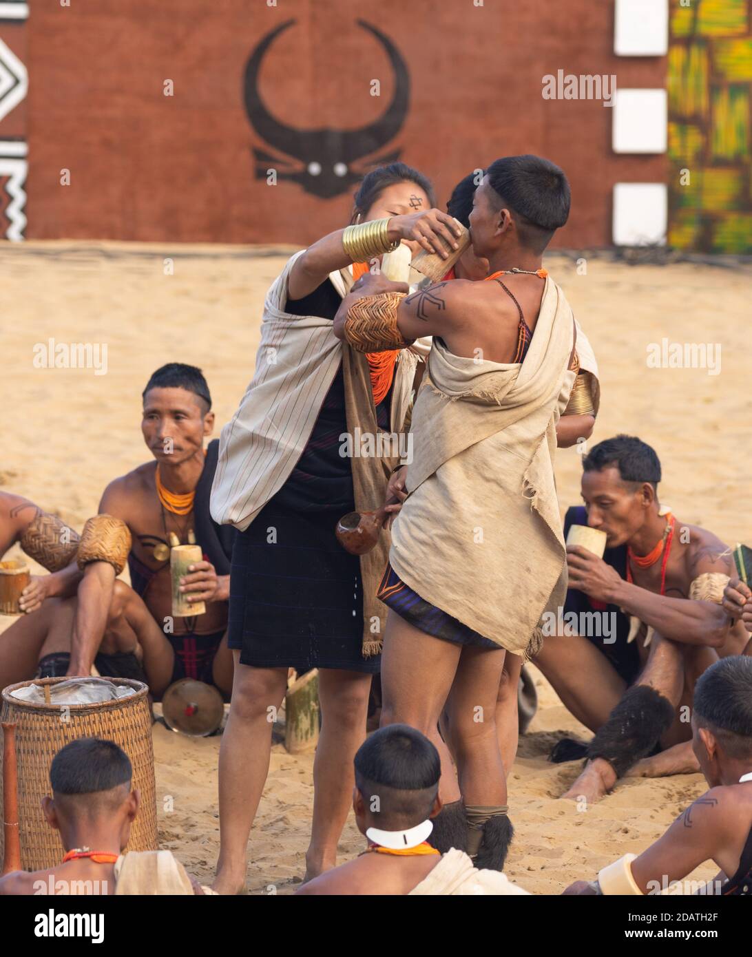 Naga hommes et femmes assis et exécutant une tribu traditionnelle Rituel dans le village de Kisama dans le Nagaland Inde pendant le festival du charme Le 4 décembre 2016 Banque D'Images