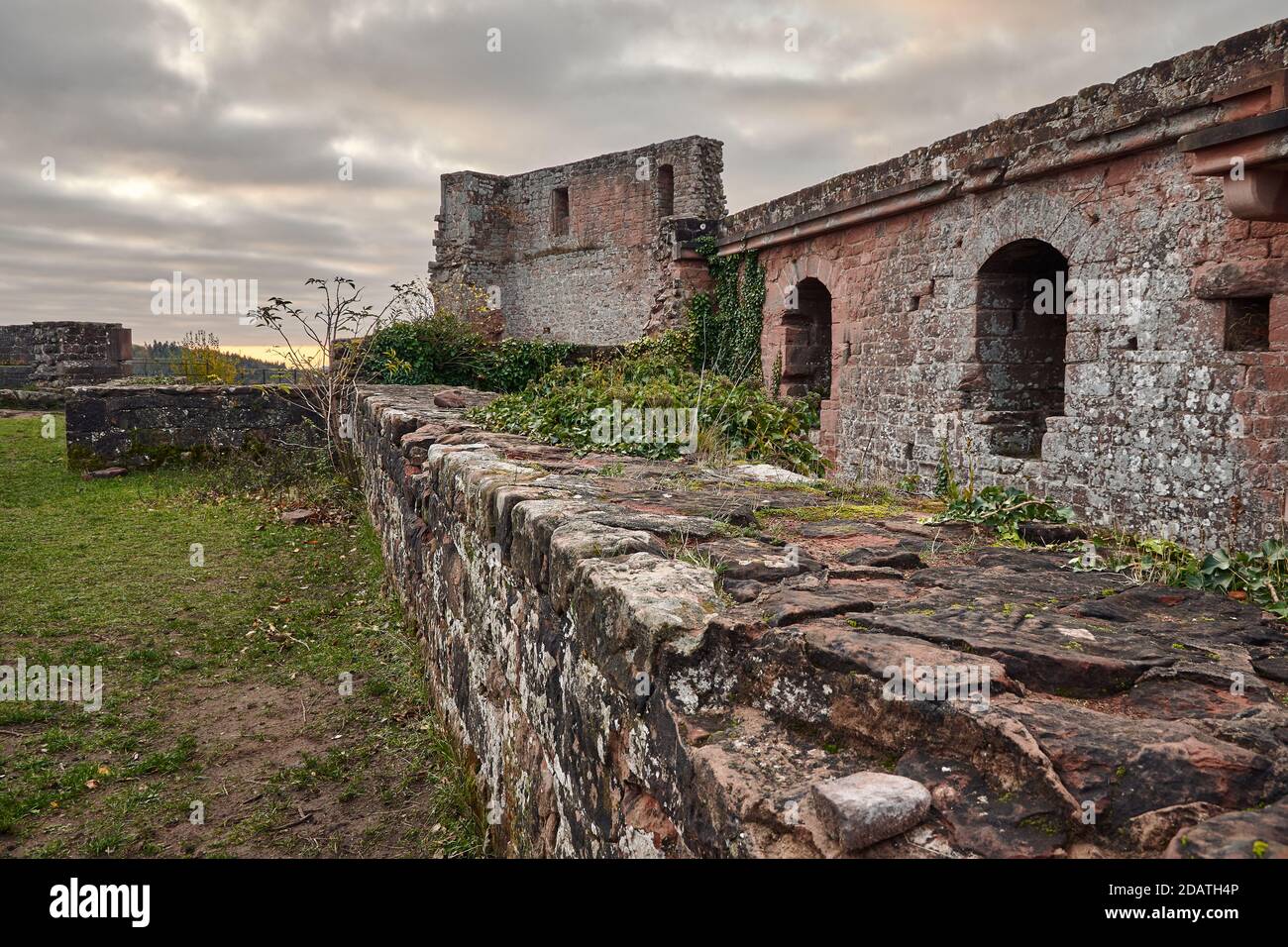 Vestiges muraux de la ruine de Lindelbrunn, château médiéval en pierre dans la forêt du Palatinat, Allemagne Banque D'Images