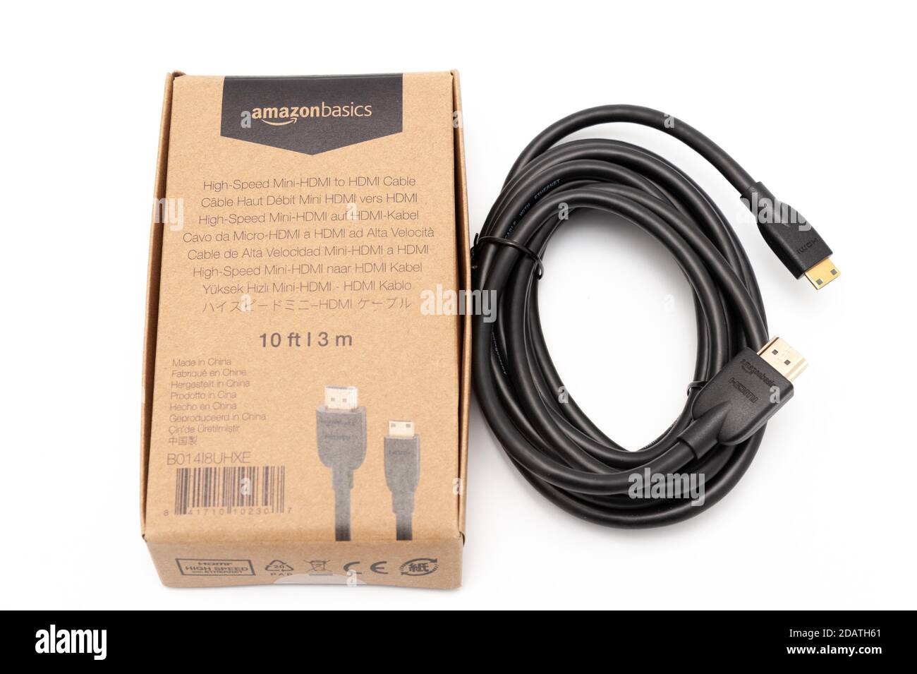 Câble HDMI Amazon Basic 3,0 m (mâle de type A vers mâle de type mini C)  haute vitesse à côté de la petite boîte en carton avec le logo Amazonbasics  Photo Stock -