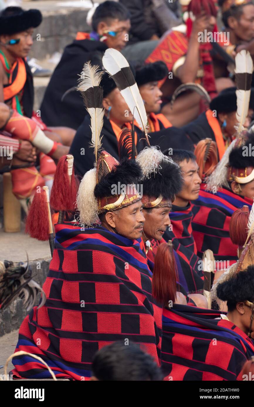 Les tribesmen de Naga portent leur tenue traditionnelle et se portent ensemble Kisama Heritage Village Arena à Nagaland Inde le 4 décembre 2016 Banque D'Images