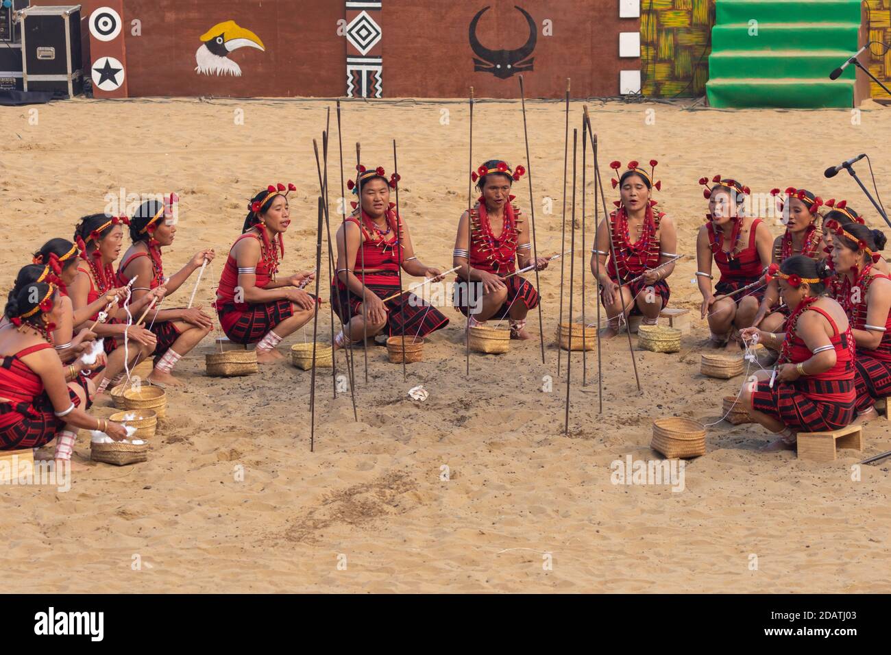Les femmes Naga qui s'occupent et exécutent un rituel tribal traditionnel Village du patrimoine de Kisama à Nagaland Inde pendant le festival Hornbill 4 décembre 2016 Banque D'Images