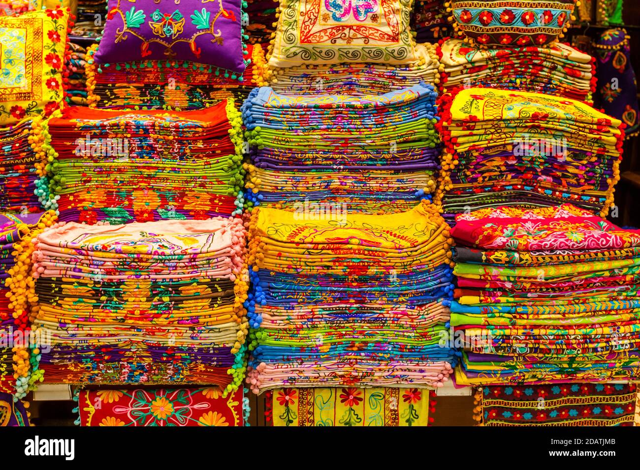 Taies d'oreiller à vendre dans le Grand Bazar Istanbul, Turquie, Kapali Carsi. Produits artisanaux arabes et turcs. Banque D'Images