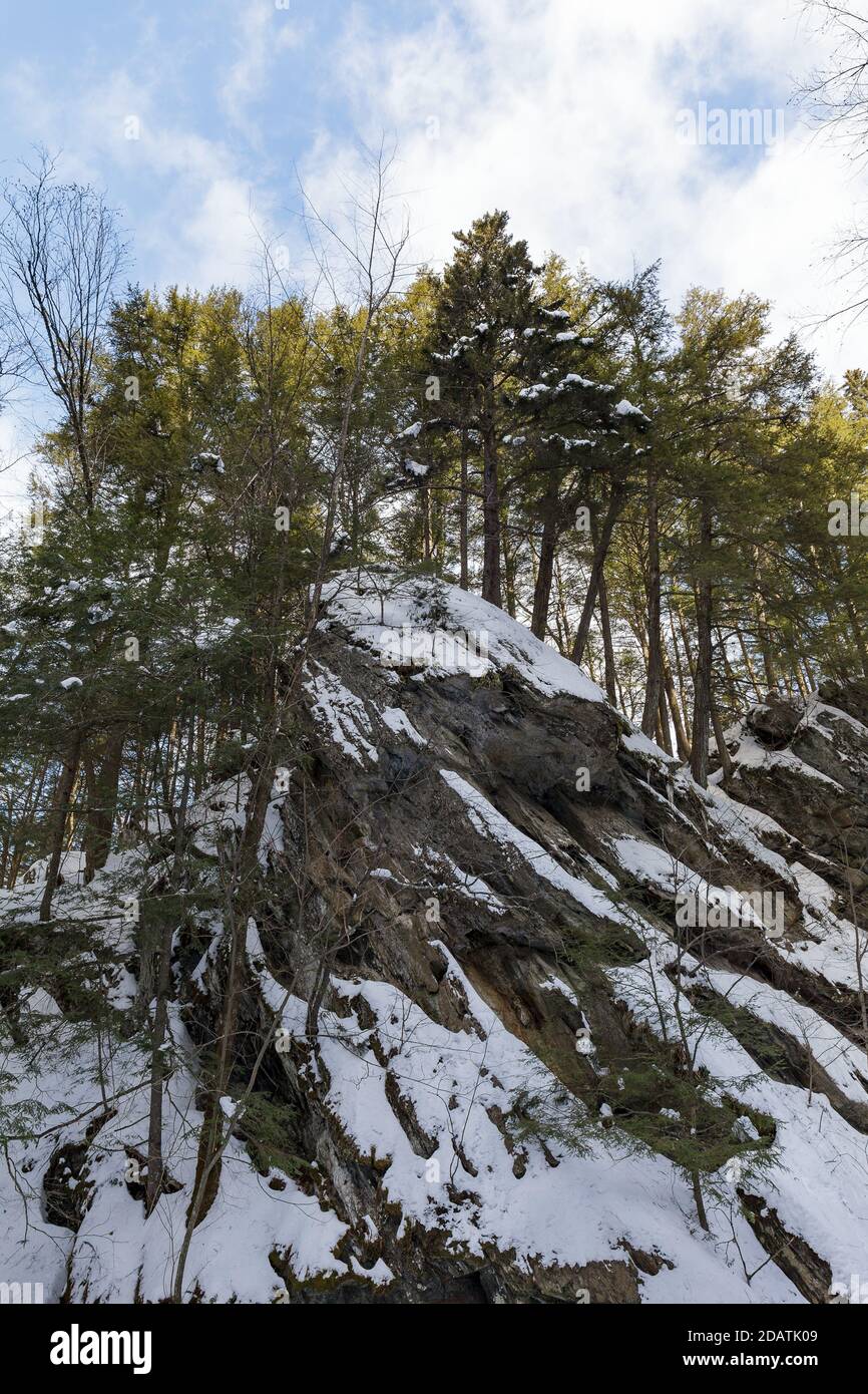 Moss Glen Falls en hiver après la tempête de neige. L'eau transformée en glace et est recouverte de neige. Journée ensoleillée. Banque D'Images