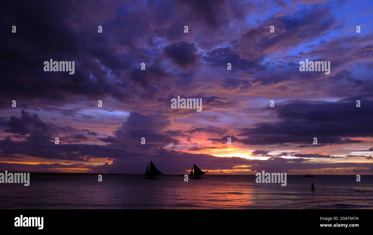 Paysage de coucher de soleil. Voilier sur la côte de l'île de Boracay. Philippines Banque D'Images