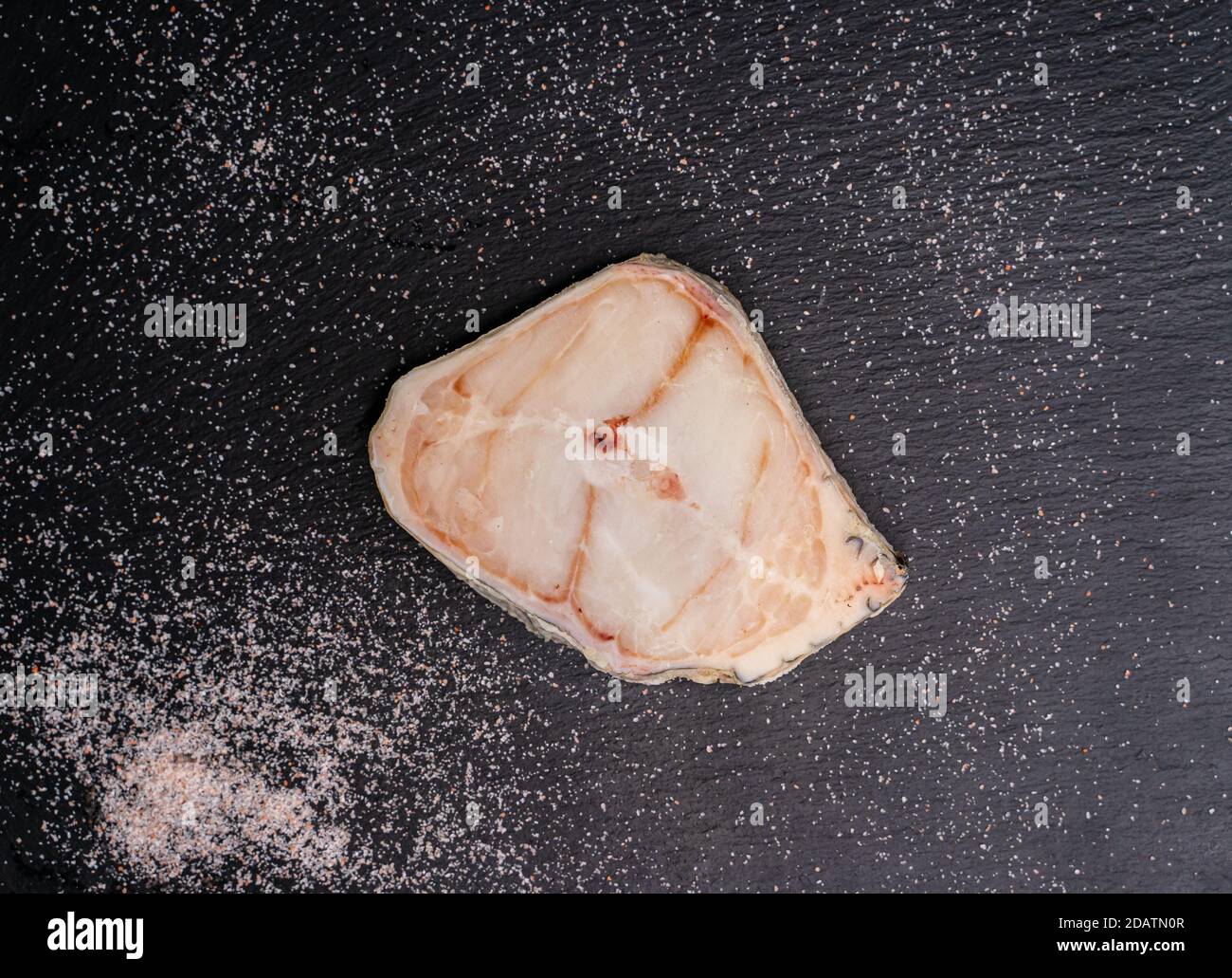 Steak de poisson-chat brut avec sel sur le plan de schiste. Vue de dessus. Banque D'Images