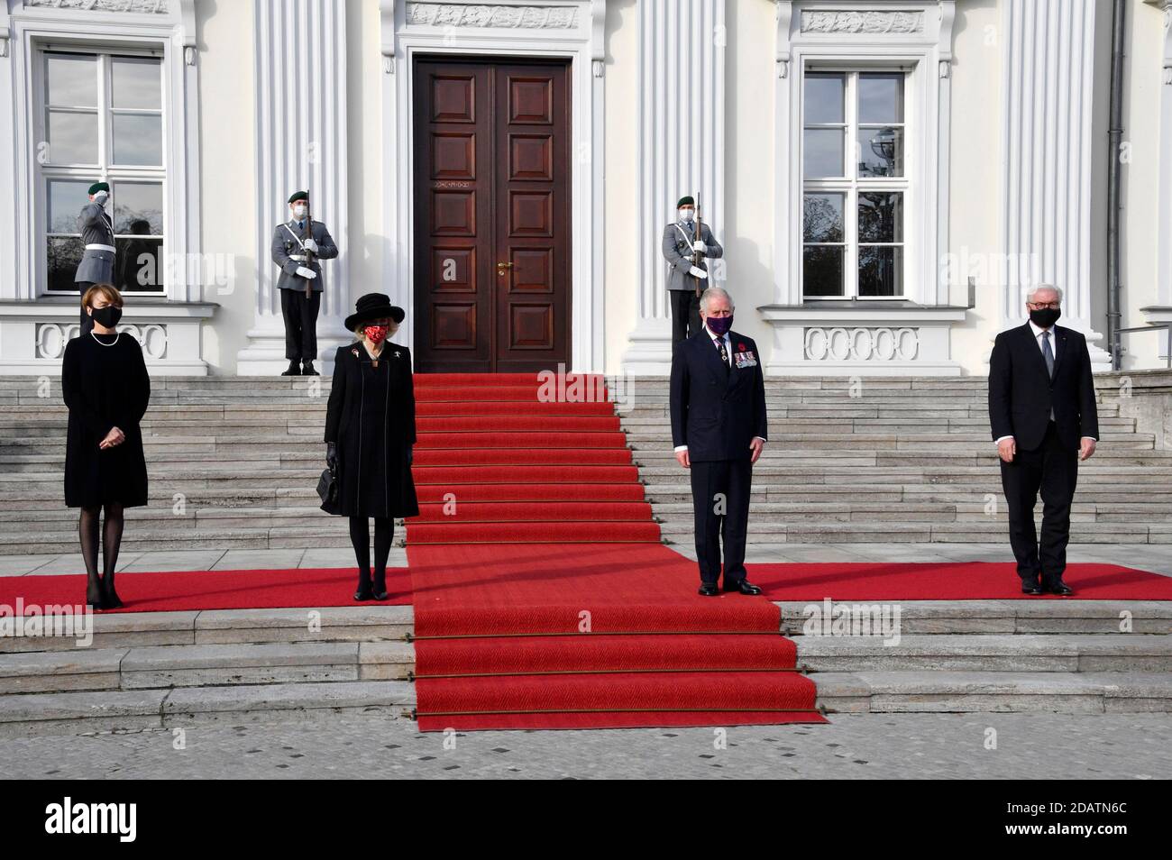 Berlin, Allemagne. 15 novembre 2020. Première Dame Elke Büdenbender, Camilla, duchesse de Cornwall, Charles, Prince de Galles et Président fédéral Frank-Walter Steinmeier à la réception du Président fédéral de l'Allemagne à Bellevue Palace le 15 novembre 2020 à Berlin, Allemagne crédit: Geisler-Fotopress GmbH/Alay Live News Banque D'Images