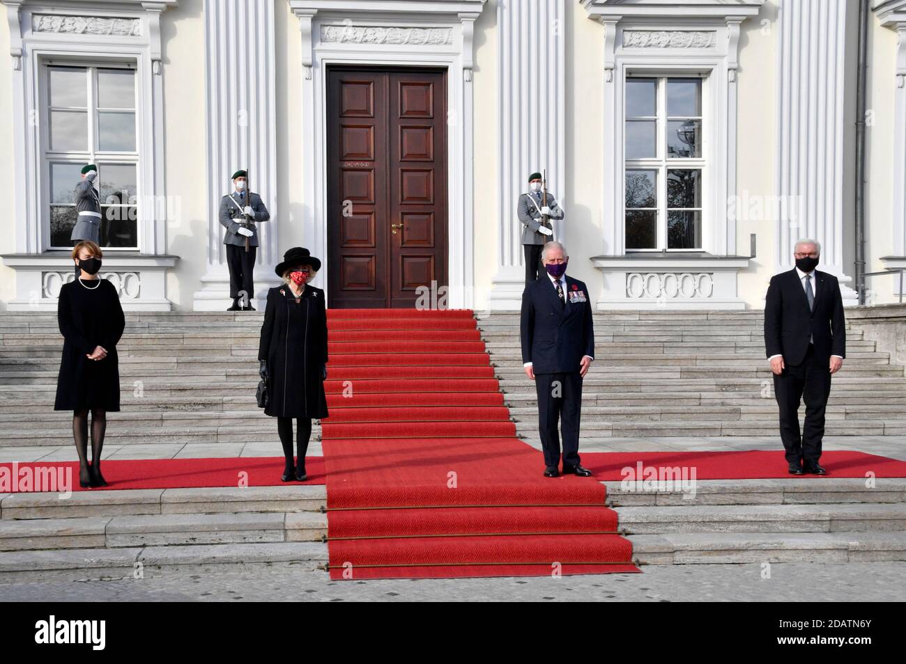 Berlin, Allemagne. 15 novembre 2020. Première Dame Elke Büdenbender, Camilla, duchesse de Cornwall, Charles, Prince de Galles et Président fédéral Frank-Walter Steinmeier à la réception du Président fédéral de l'Allemagne à Bellevue Palace le 15 novembre 2020 à Berlin, Allemagne crédit: Geisler-Fotopress GmbH/Alay Live News Banque D'Images