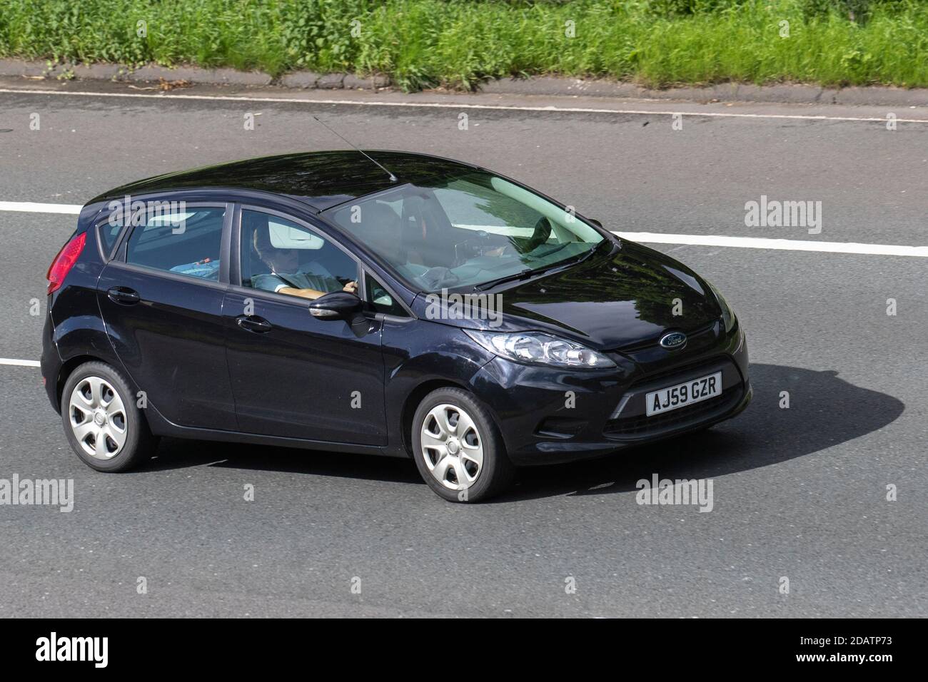 2009 (09) noir Ford Fiesta style plus 68 TDCI ; circulation automobile, véhicules en mouvement, voitures, véhicules roulant sur les routes du Royaume-Uni, moteurs, conduite sur l'autoroute M6 réseau routier du Royaume-Uni. Banque D'Images