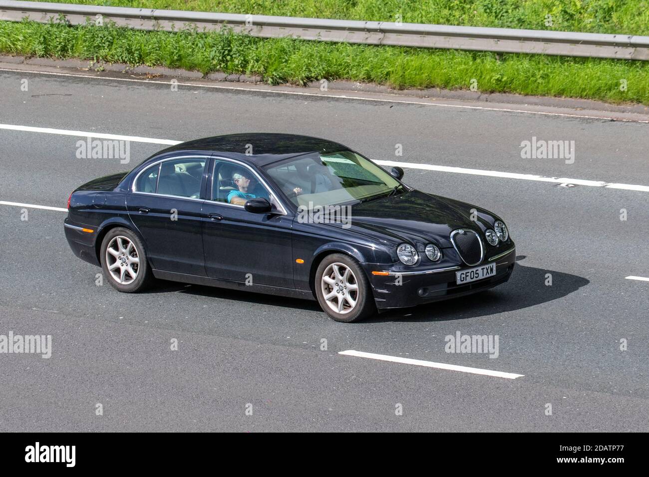 2005 Jaguar S-Type V6 se Auto noir ; circulation automobile, véhicules en mouvement, voitures, véhicule roulant sur les routes britanniques, moteurs, conduite sur l'autoroute M6 réseau routier britannique. Banque D'Images