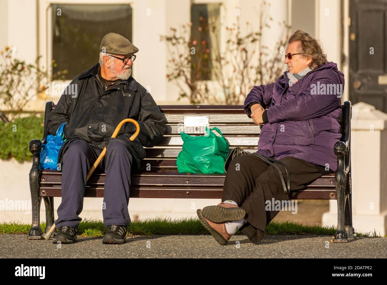 Un couple âgé assis, reposant et parlant. Banque D'Images