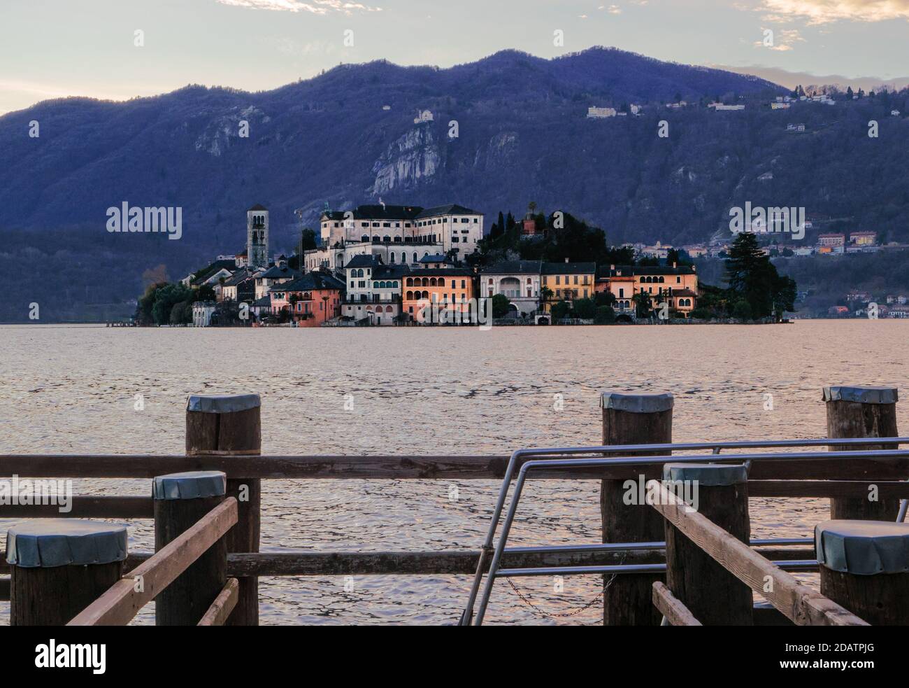 San Giulio, l'île mystique au milieu du lac Orta. Piémont, lacs italiens, Italie Banque D'Images