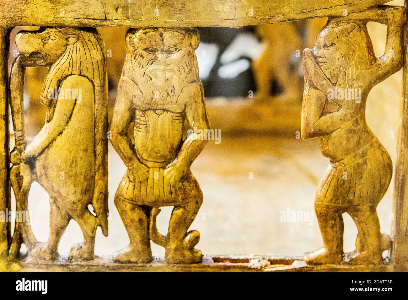 Égypte, le Caire, Musée égyptien, de la tombe de Yuya et Thuya à Louxor : chaise en bois, plâtré et doré, les côtés représentent dieu BES. Banque D'Images