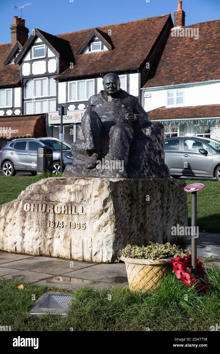 Westerham,Kent,UK,15 novembre 2020, comme Lockdown continue les gens sortir pour profiter du soleil sur Westerham Green dans le Kent où se trouve la statue de Sir Winston Churchill. La météo est 10C, Sunny avec des douches et la prévision est pour les températures d'augmenter pour le reste de la semaine.Credit: Keith Larby/Alamy Live News Banque D'Images