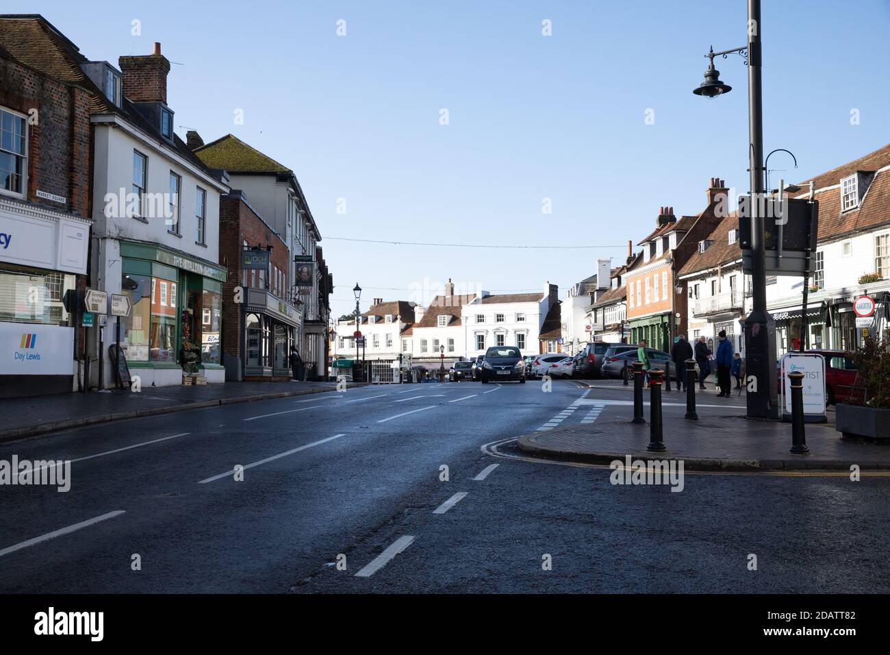 Westerham,Kent,UK,15 novembre 2020, comme Lockdown continue quelques personnes aller pour profiter du soleil sur Westerham Green dans le Kent. La météo est 10C, Sunny avec des douches et la prévision est pour les températures d'augmenter pour le reste de la semaine.Credit: Keith Larby/Alamy Live News Banque D'Images