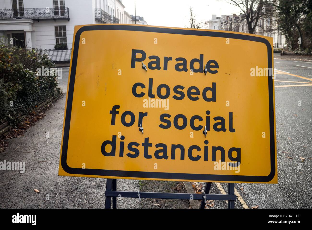 Panneau « Parade close for social distancer », Leamington Spa, Warwickshire, Angleterre, Royaume-Uni Banque D'Images