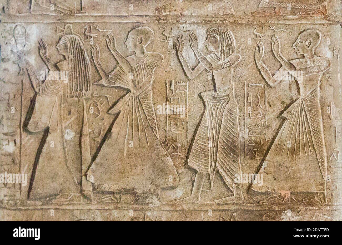 Égypte, le Caire, Musée égyptien, stela à plateau rond de tout, général du temple d'Amun. Registre intermédiaire, les parents de tous prient. Banque D'Images