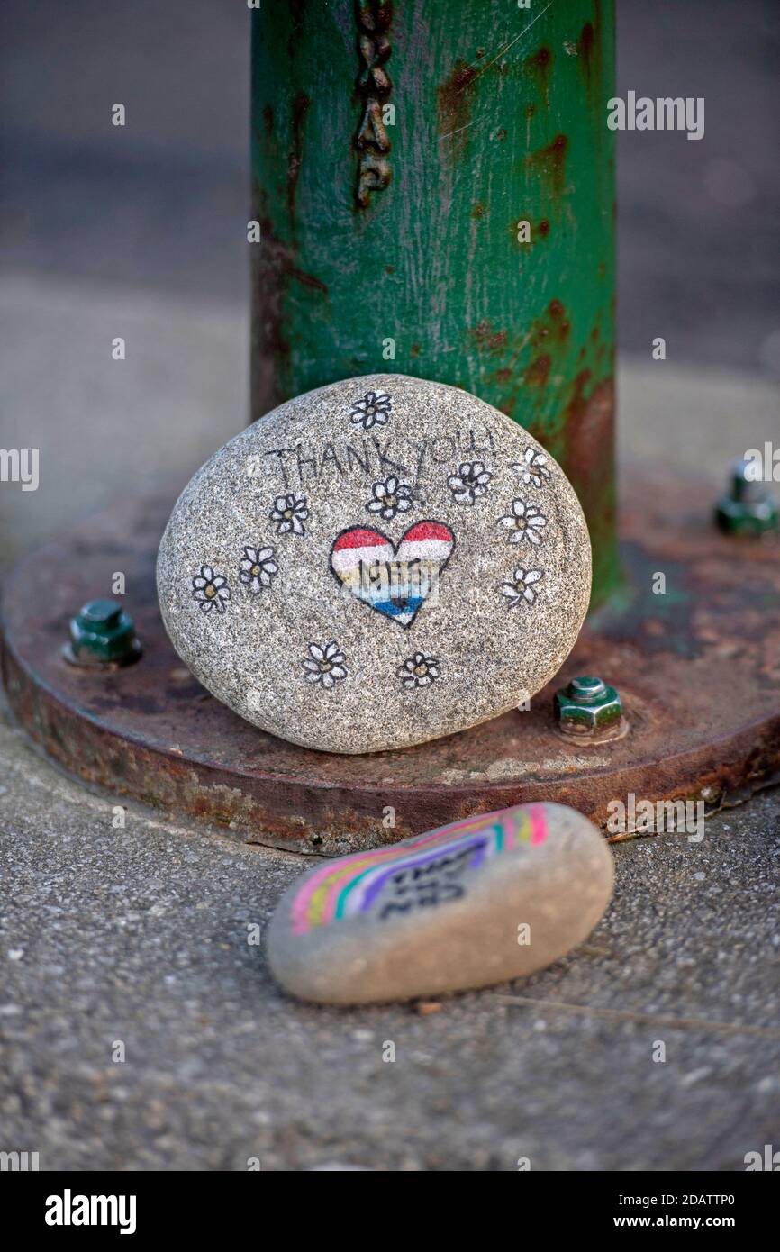 Rotherslade Bay, Swansea, Royaume-Uni, le 15 novembre 2020 a peint ce matin des cailloux à Rotherslade Bay près de Swansea avec un message de remerciement pour la dur du NHS Banque D'Images