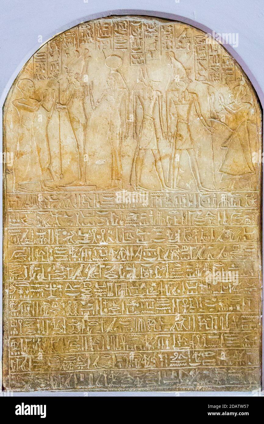 Égypte, le Caire, Musée égyptien, stèle de Neferrenpet, dynastie 19, d'Abydos. Neferrenpet adore Osiris, Isis, Horus et Oupouaout. Banque D'Images