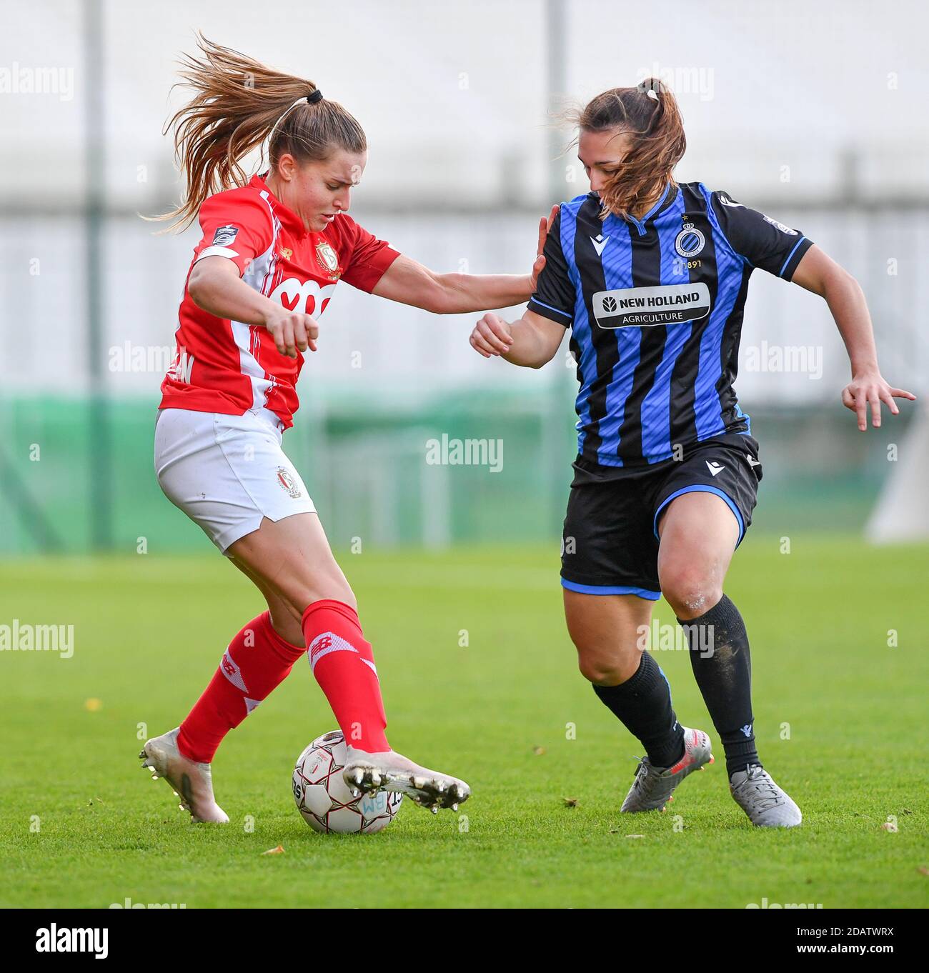Davinia Vanmechelen de Standard (25) photographié dans un combat pour le ballon avec Jody Vangheluwe (22 Brugge) lors d'un match de football féminin entre Standard Femina de Liège et Club Brugge YLA le septième jour de match de la saison 2020 - 2021 de la Super League belge Scooore Womens , samedi 14 novembre 2020 à Angleur , Belgique . PHOTO SPORTPIX.BE | SPP | DAVID CATRY David Catry | Sportpix.be | SPP Banque D'Images