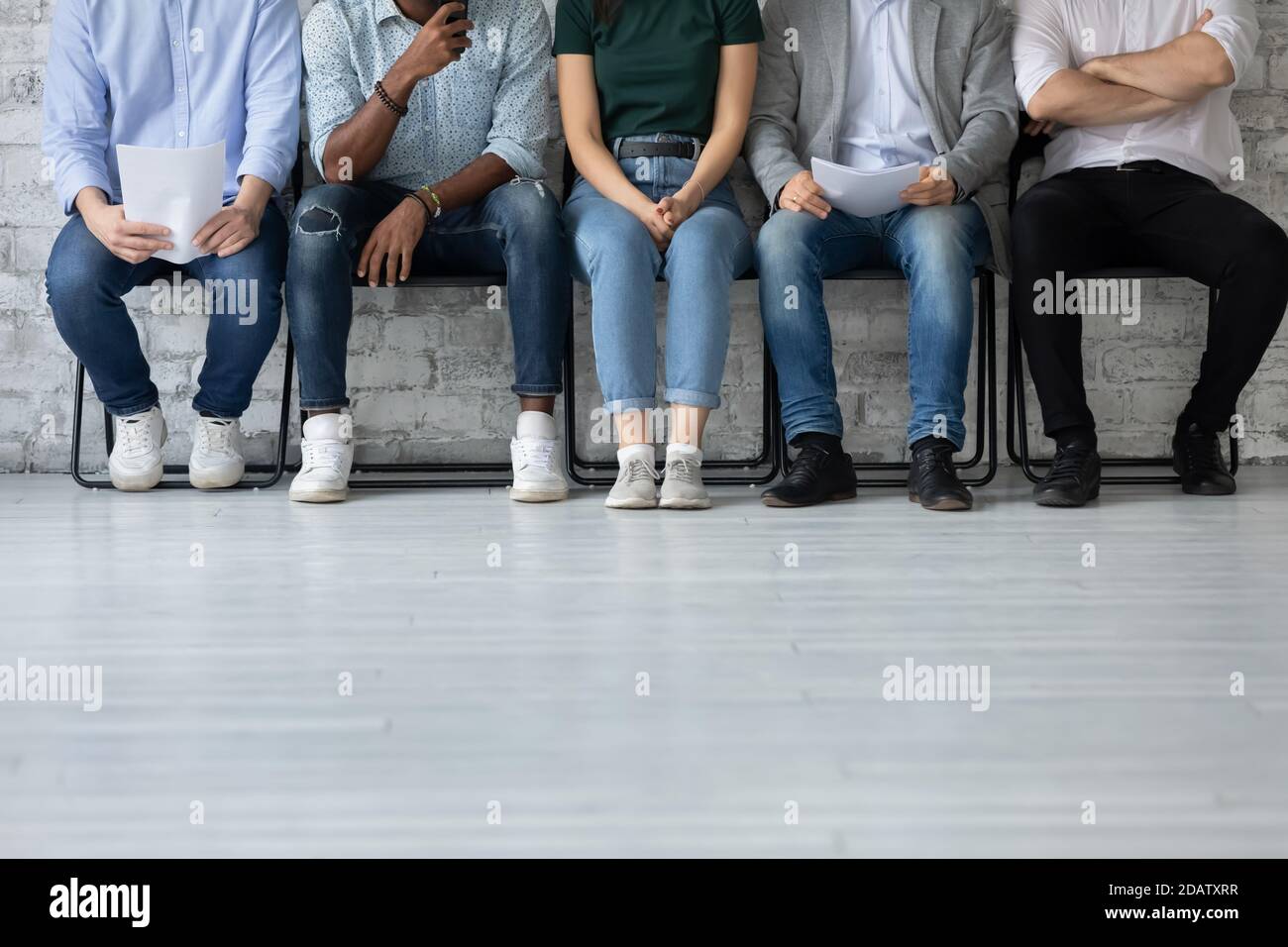 Groupe multiethnique de demandeurs d'emploi assis en ligne en préparation de l'entrevue Banque D'Images