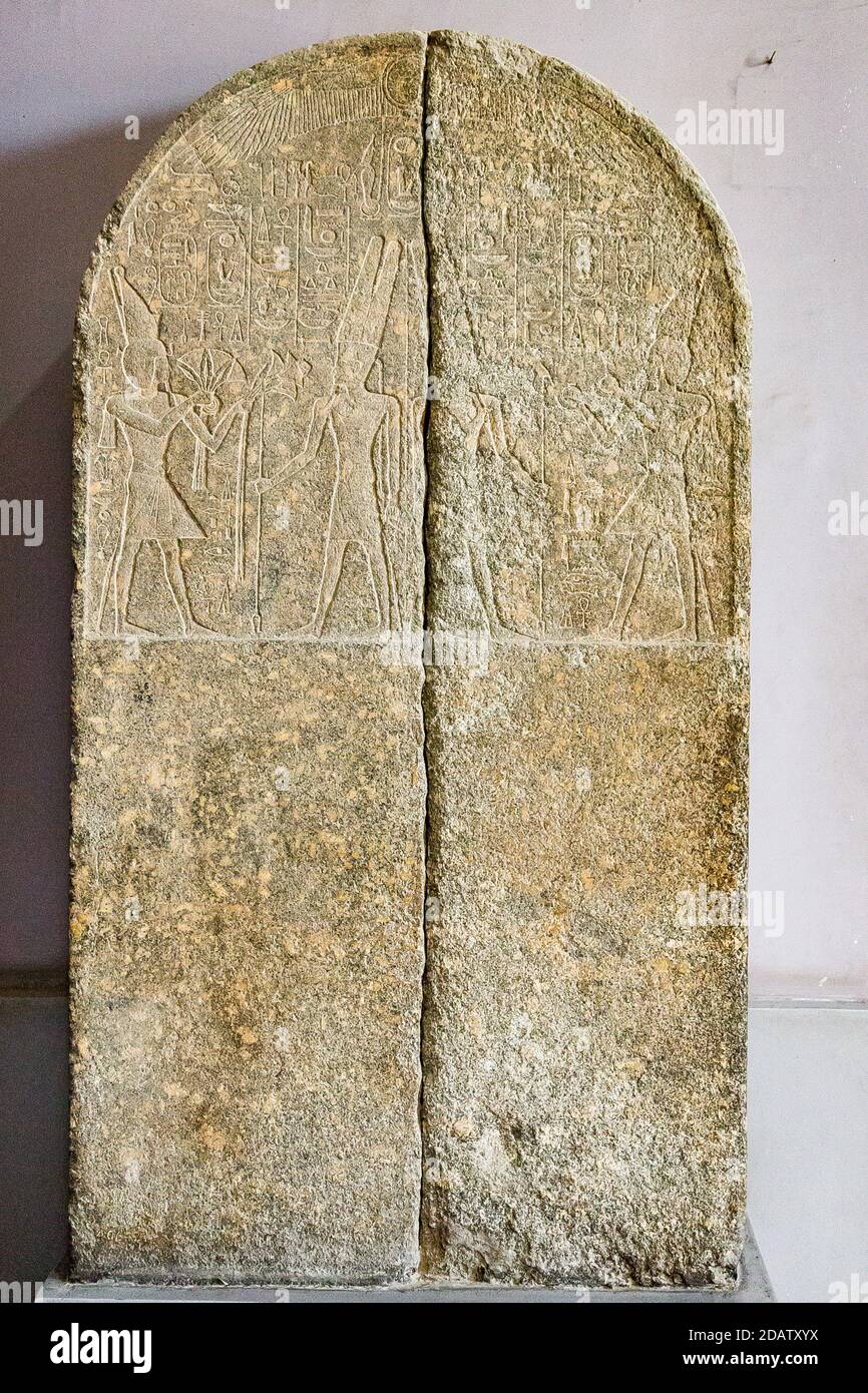 Égypte, le Caire, Musée égyptien, stèle en deux fragments, Amenophis III offre des fleurs et nu vases (vin) à Amun. Banque D'Images