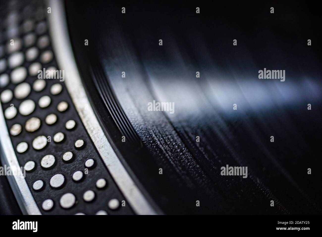 Gros plan d'un enregistrement LP en vinyle sur un plateau tournant. Banque D'Images