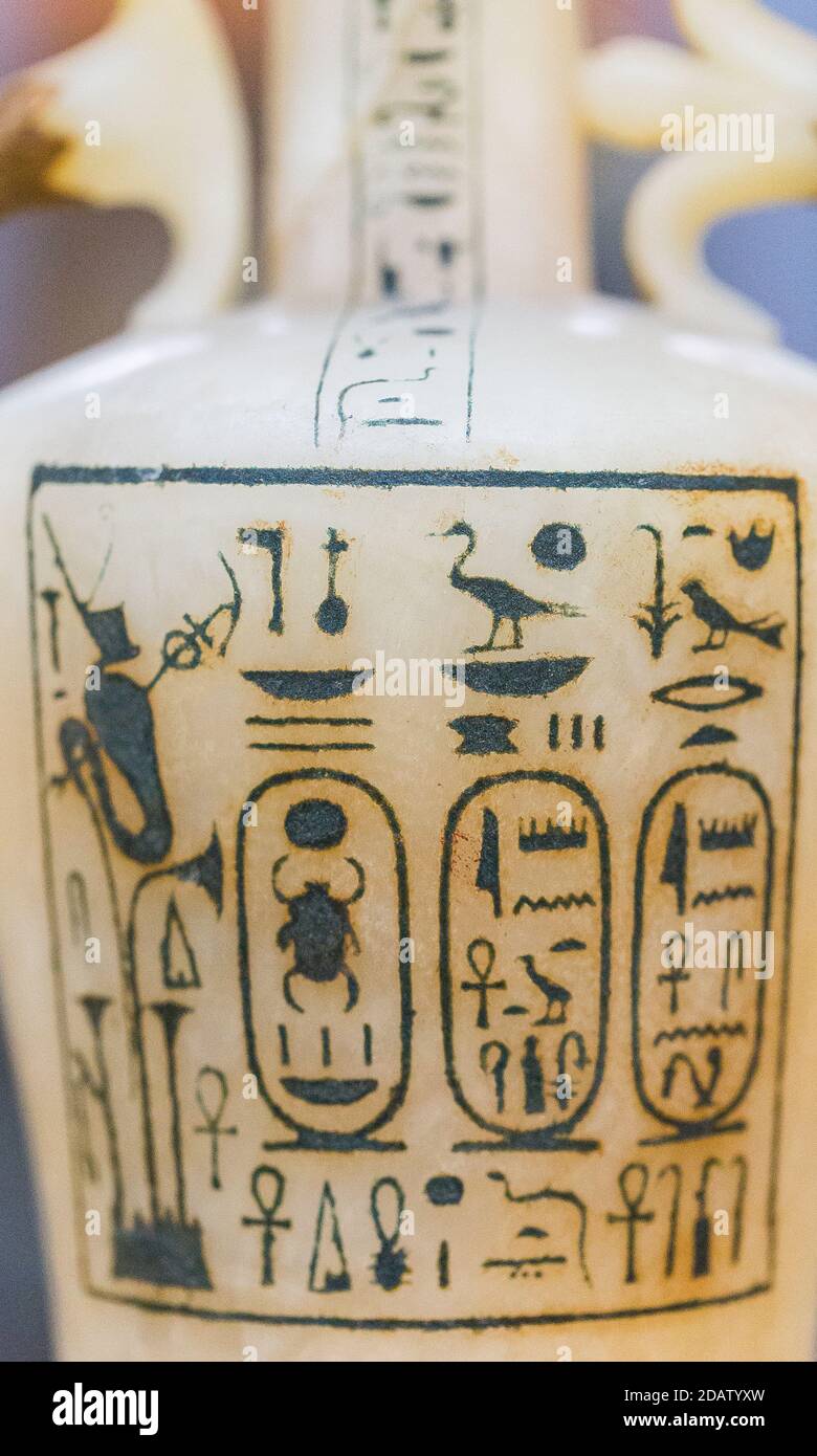 Egypte, le Caire, Toutankhamon albâtre, de sa tombe à Louxor : détail d'un vase à parfum composite, cartouches du Roi et de la Reine. Banque D'Images
