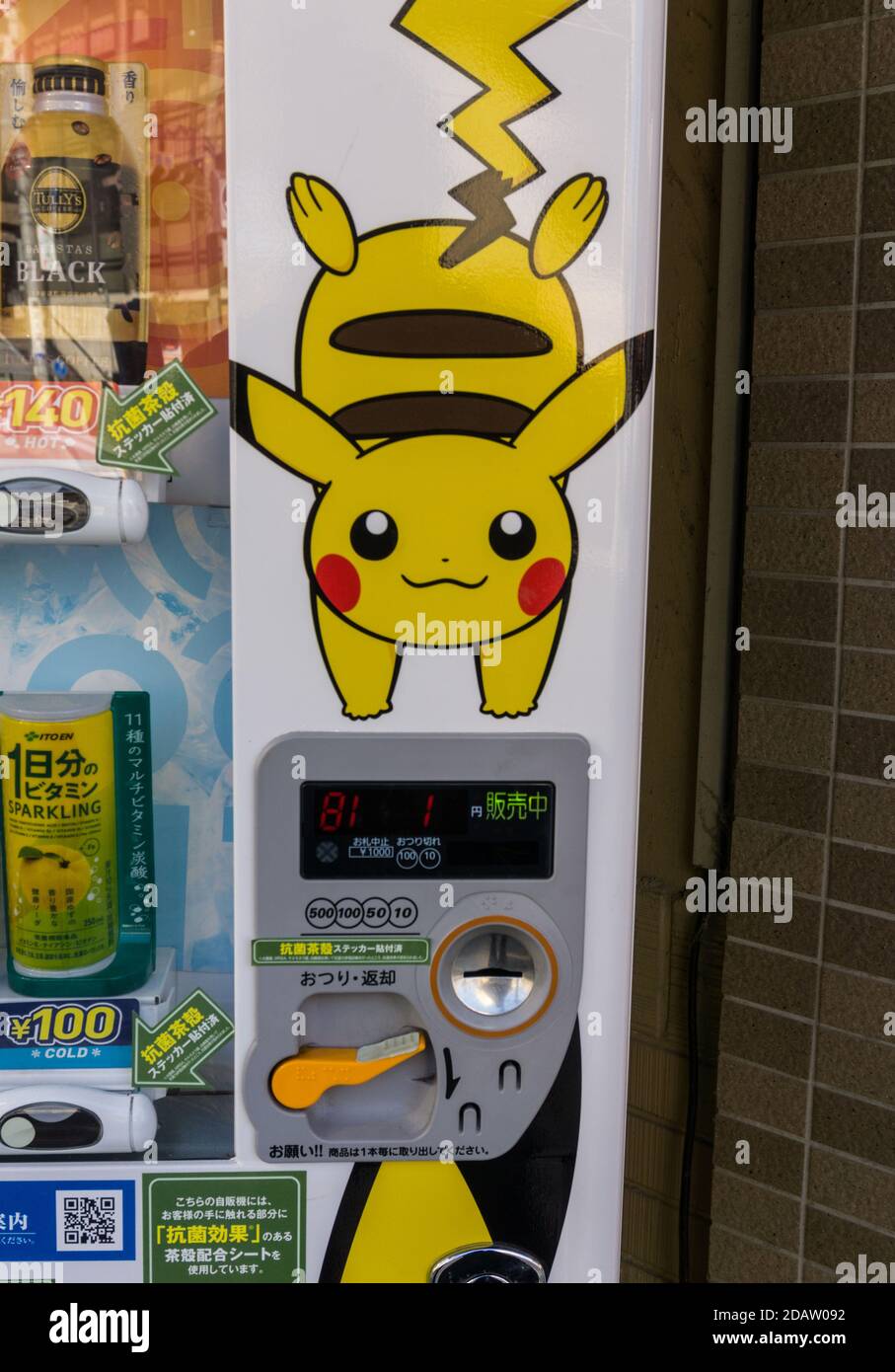 Un distributeur de boissons de marque Pokémon à Nara, au Japon, avec Pikachu à l'avant Banque D'Images