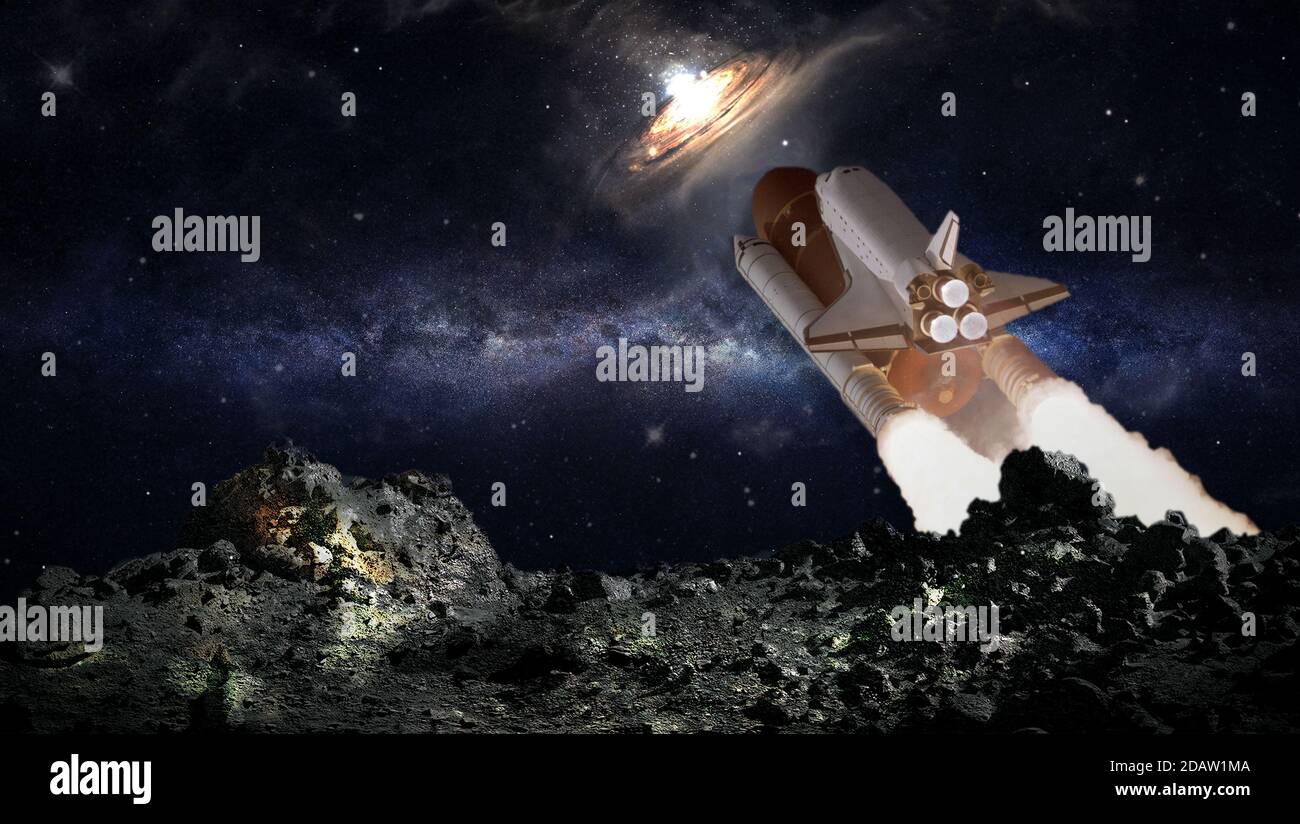 Le paysage terrestre de la planète rocheuse et le vaisseau spatial s'intéressent aux étoiles et aux galaxies. Éléments de cette image fournis par la NASA. Banque D'Images