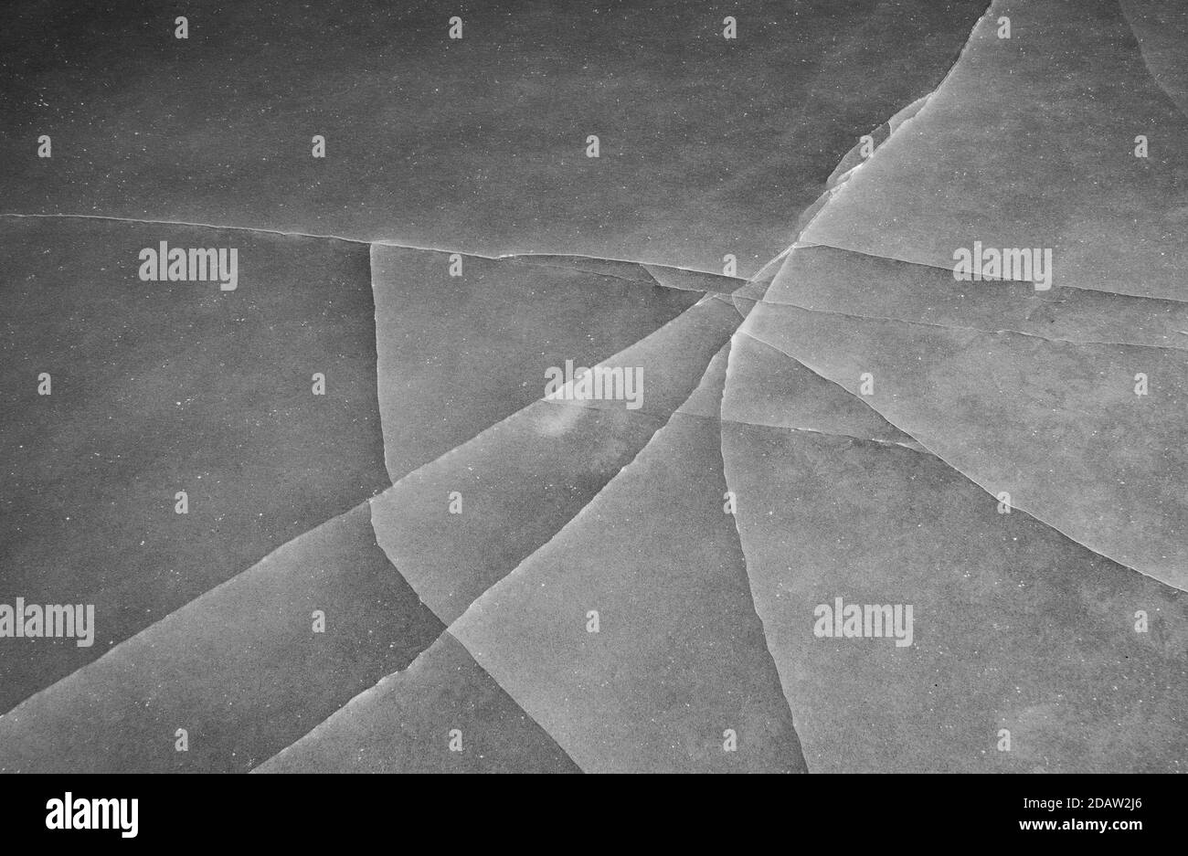 Gros plan de la glace grise fissurée Banque D'Images