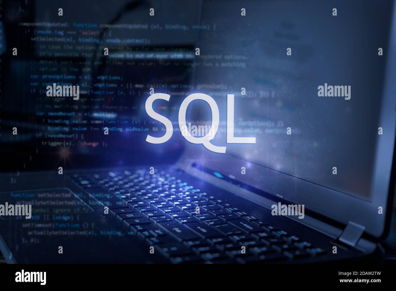 Inscription SQL sur l'ordinateur portable et l'arrière-plan du code. Apprenez le langage de programmation sql, les cours sur ordinateur, la formation. Banque D'Images