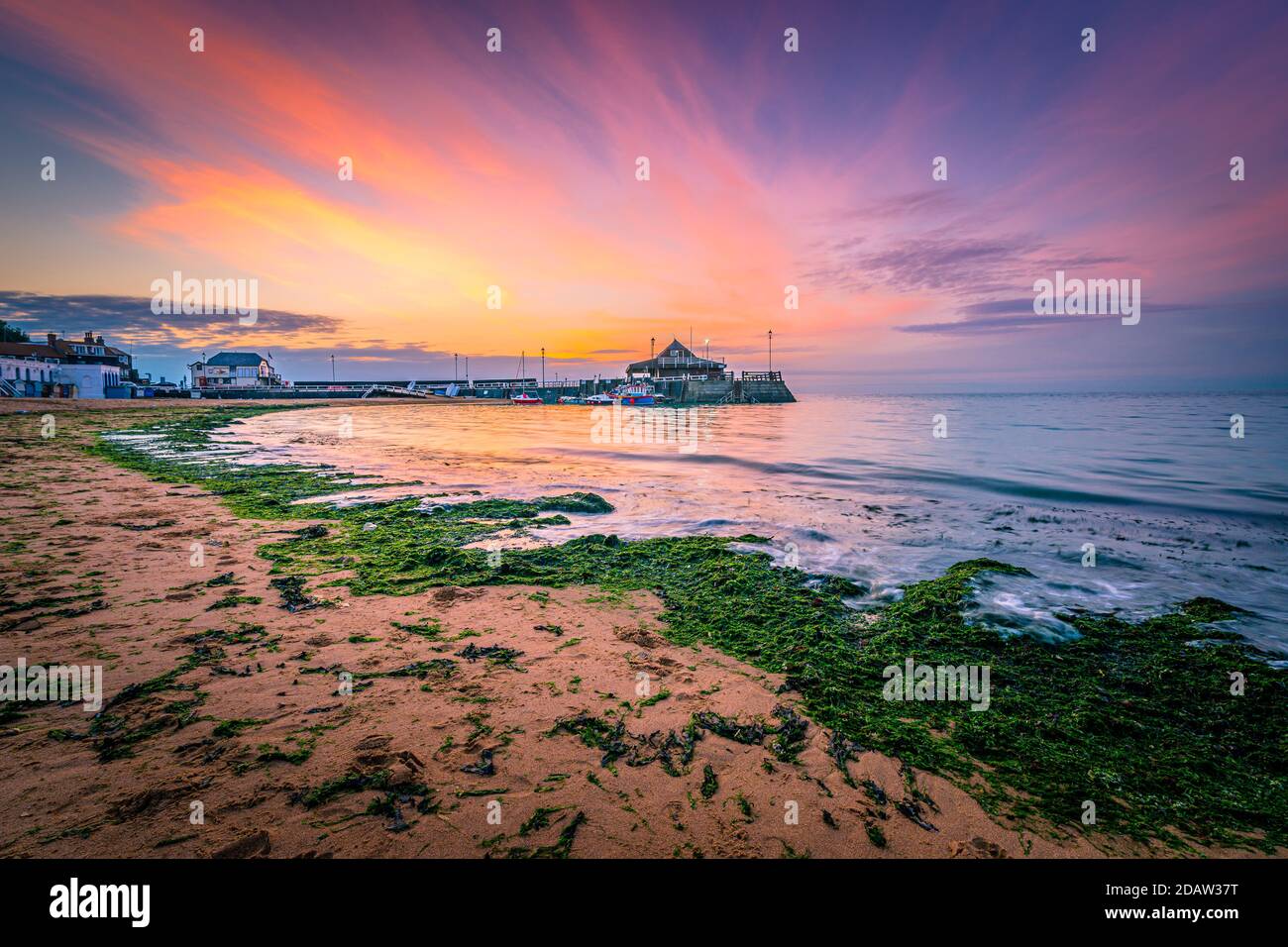 Broadescaliers Pier à Thanet, Kent au Royaume-Uni à Dawn avec le soleil levant derrière Banque D'Images