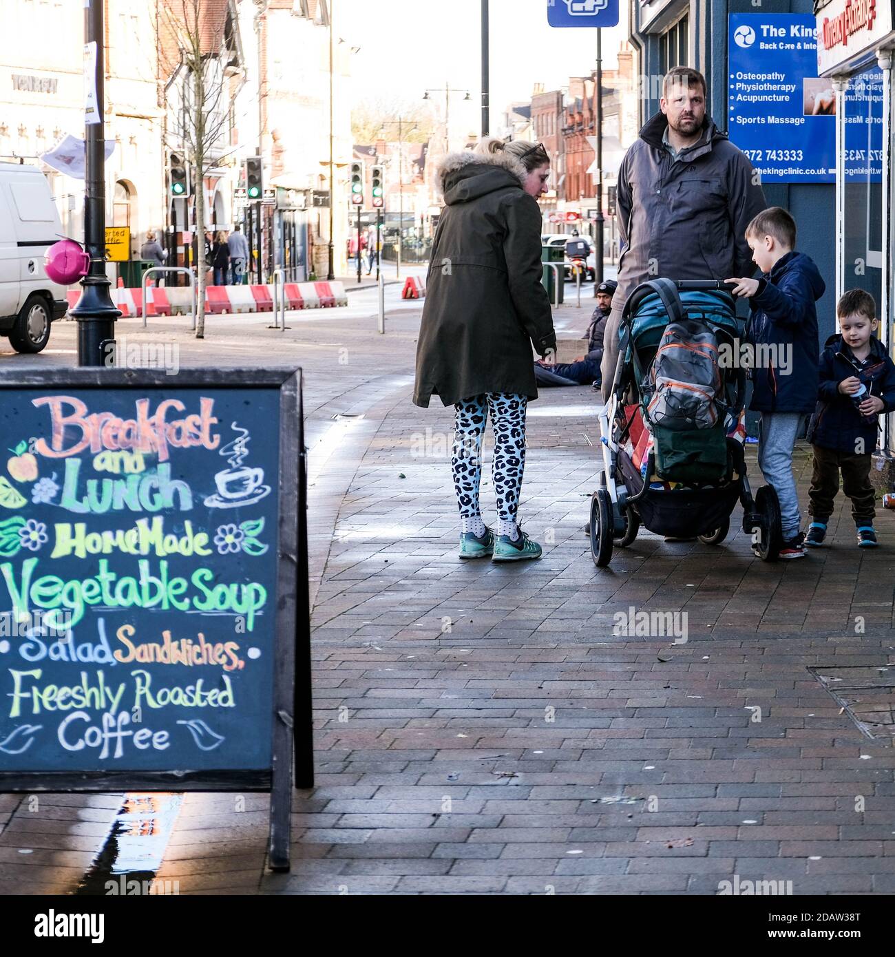 Londres, Royaume-Uni, novembre 15 2020, Jeune couple avec enfants et poussette Shopping pendant COVID-19 coronavirus Lockdown Banque D'Images