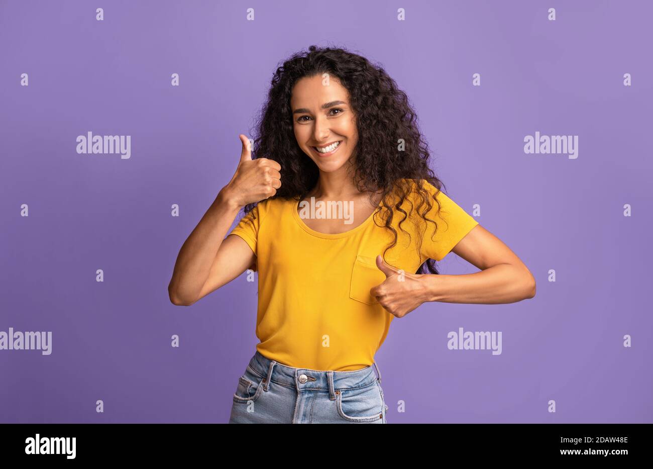 J'aime ça. Gaie Brunette femme montrant des Thumbs Up avec les deux mains Banque D'Images