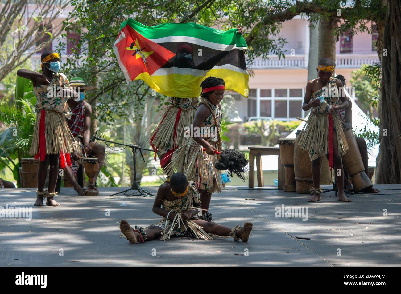 Des enfants qui exécutent la danse traditionnelle au Mozambique Banque D'Images