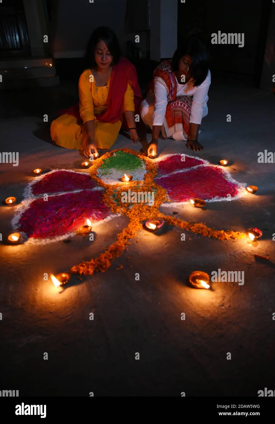 Guwahati, Assam, Inde. 15 novembre 2020. Les femmes Assames lampes de lumière de terre à l'occasion de la célébration de Diwali, le festival hindou de lumière à Guwahati Assam Inde le dimanche 15 novembre 2020 . Diwali, le festival des lumières symbolise la victoire du bien sur le mal, et commémore le retour du Seigneur hindou RAM dans son royaume Ayodhya après avoir terminé un exil de 14 ans crédit: Dasarath Deka/ZUMA Wire/Alamy Live News Banque D'Images