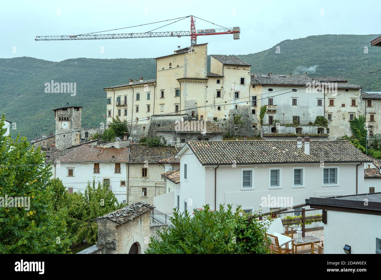 FONTECCHIO, ITALIE - septembre 27 2020: Paysage urbain avec grue de chantier de reconstruction pour les dommages de tremblement de terre au village historique de colline, tourné en br Banque D'Images