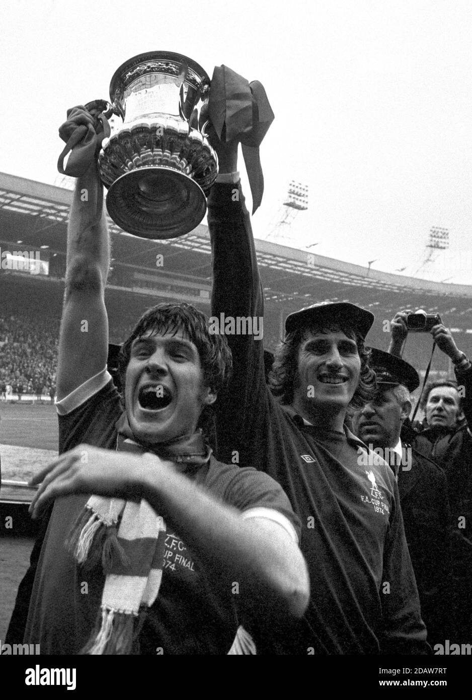 Photo du dossier en date du 05-05-1974 du capitaine de Liverpool Emlyn Hughes (à gauche) et du gardien de but Ray Clemence, qui montrent joyeusement la coupe FA aux fans après la victoire de Liverpools en 3-0. Banque D'Images