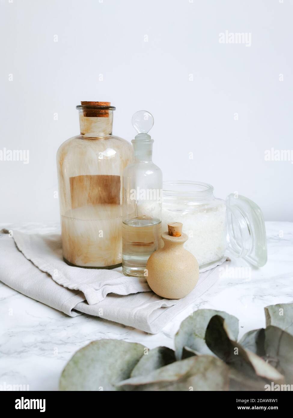 Savon de bain à la maison fabriqué à partir de produits naturels tels que l'eucalyptus Banque D'Images